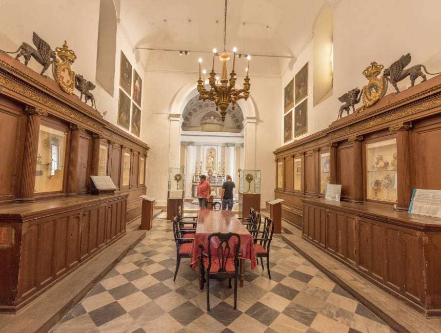 Royal Tombs & Treasury