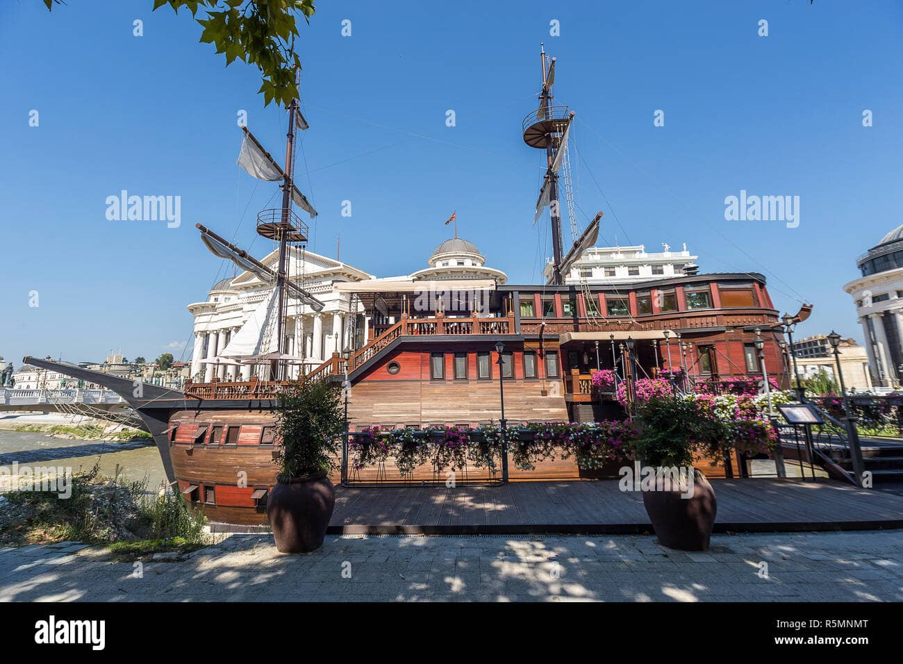 Themed Ship Restaurants