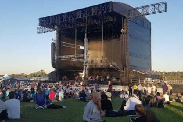 Live Music & Amphitheater