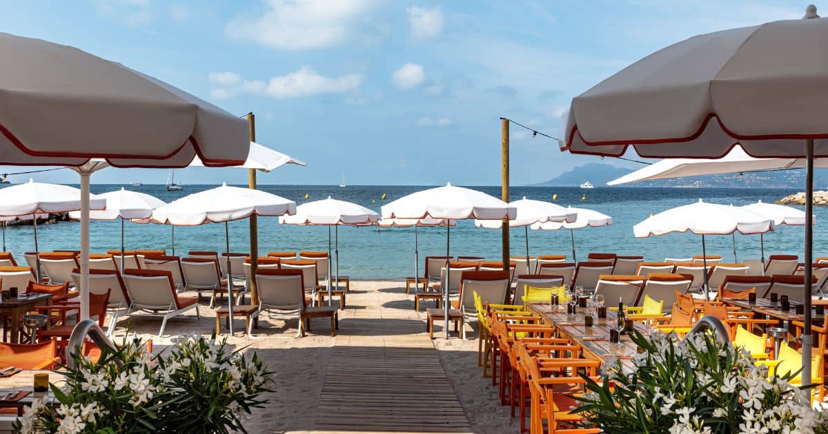 Chic Beach Club Ambiance