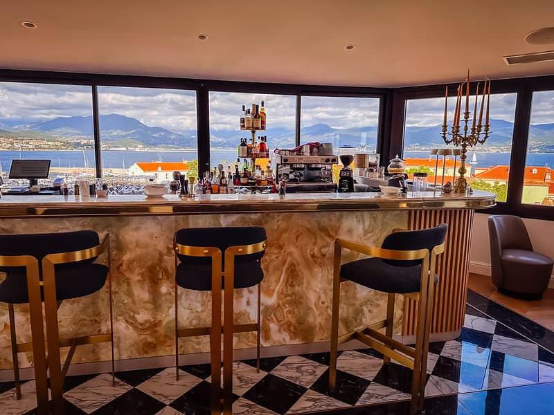 Sunlit Bar Experience