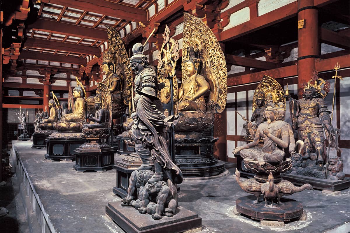 Kondo Hall Statues