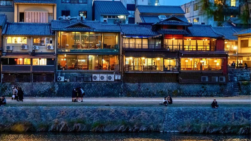 Riverside Dining & Atmosphere