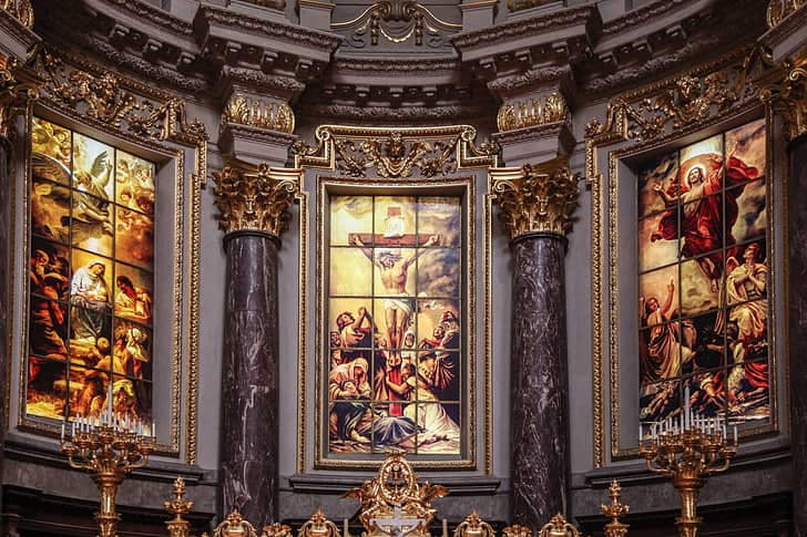 Intricate Interior Carvings & Paintings