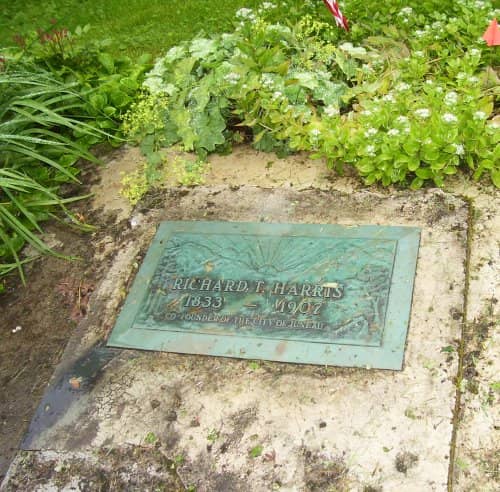 Juneau and Harris Tombs