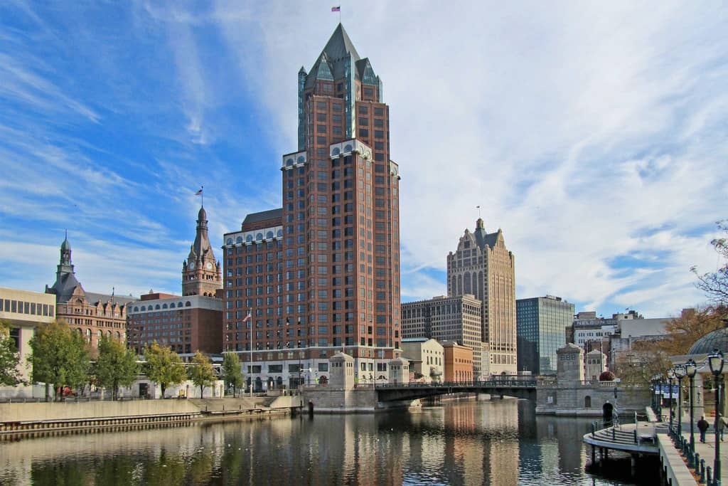 Milwaukee Riverwalk Stroll