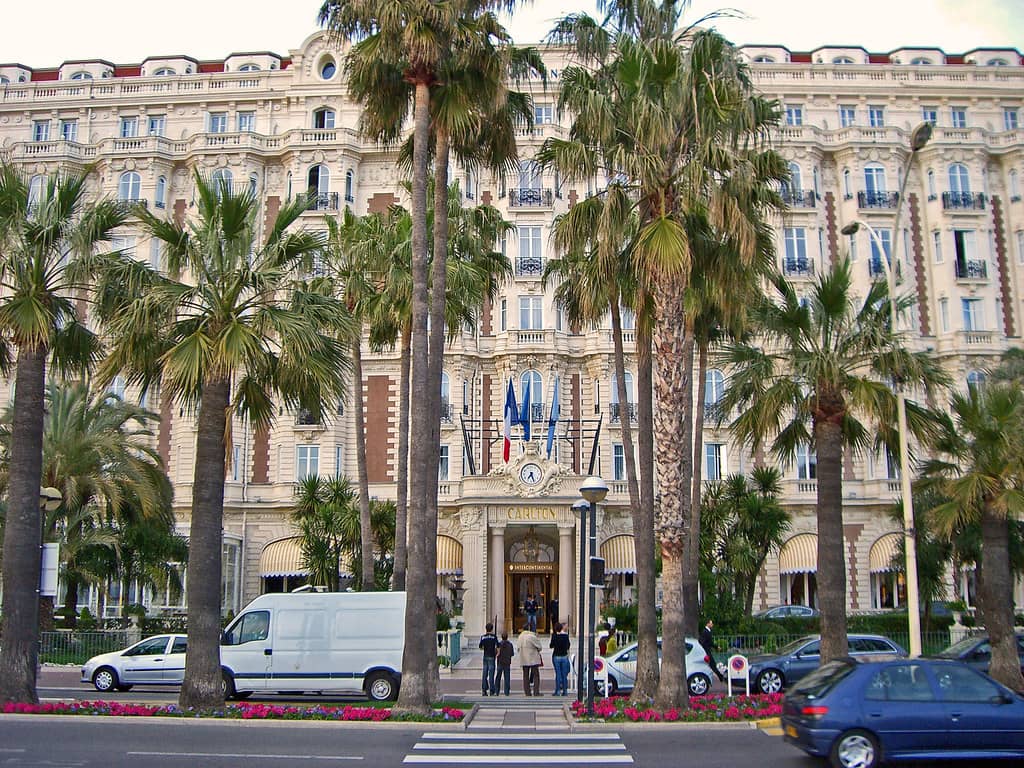 Luxurious Rooms & Suites