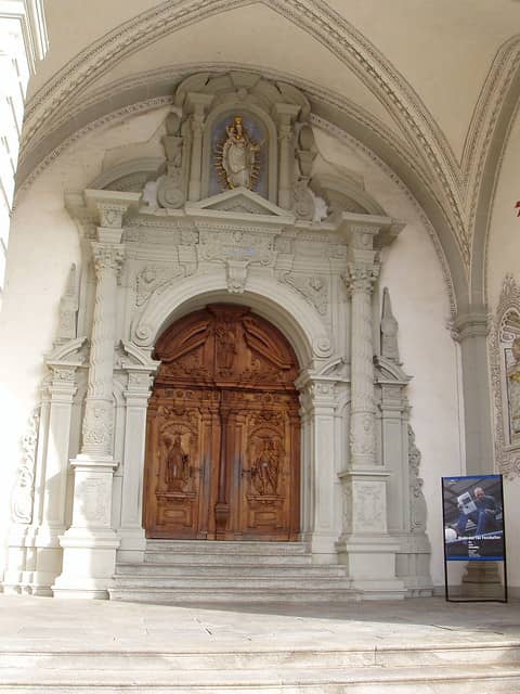 Intricate Carvings & Artistry