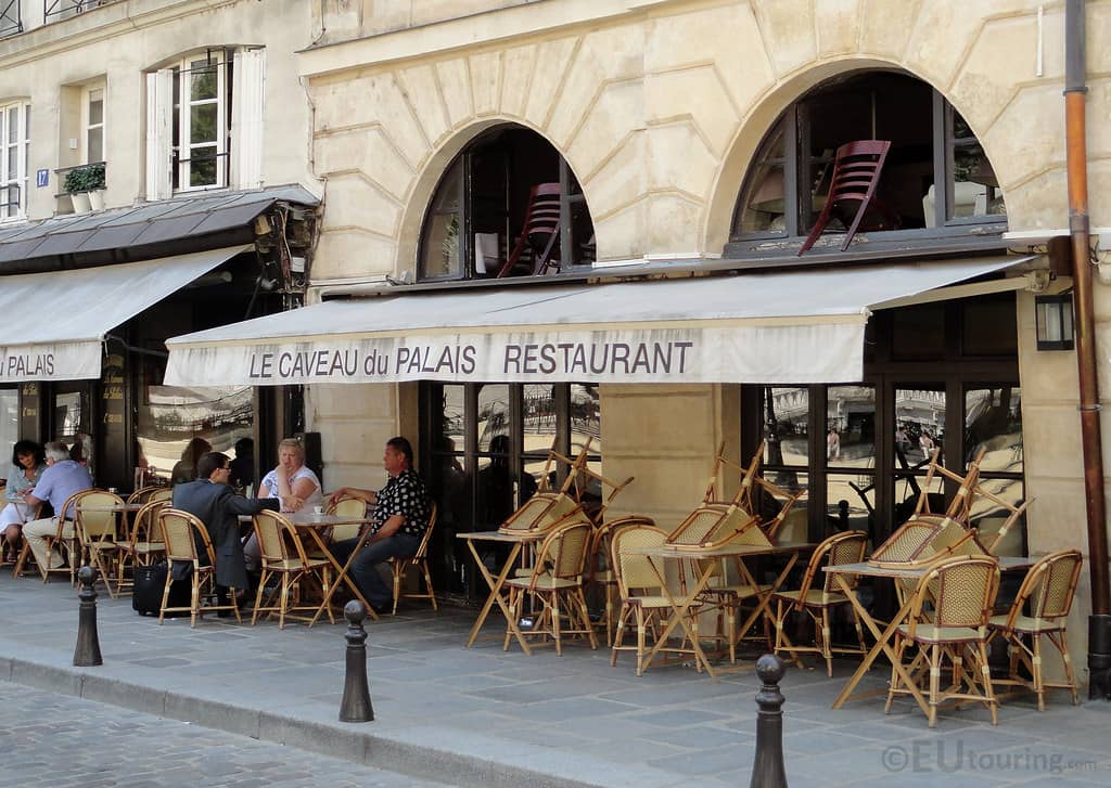 Romantic Ambiance & Cafes