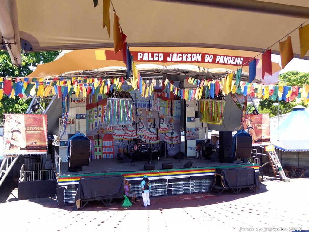Vibrant Live Music & Dancing
