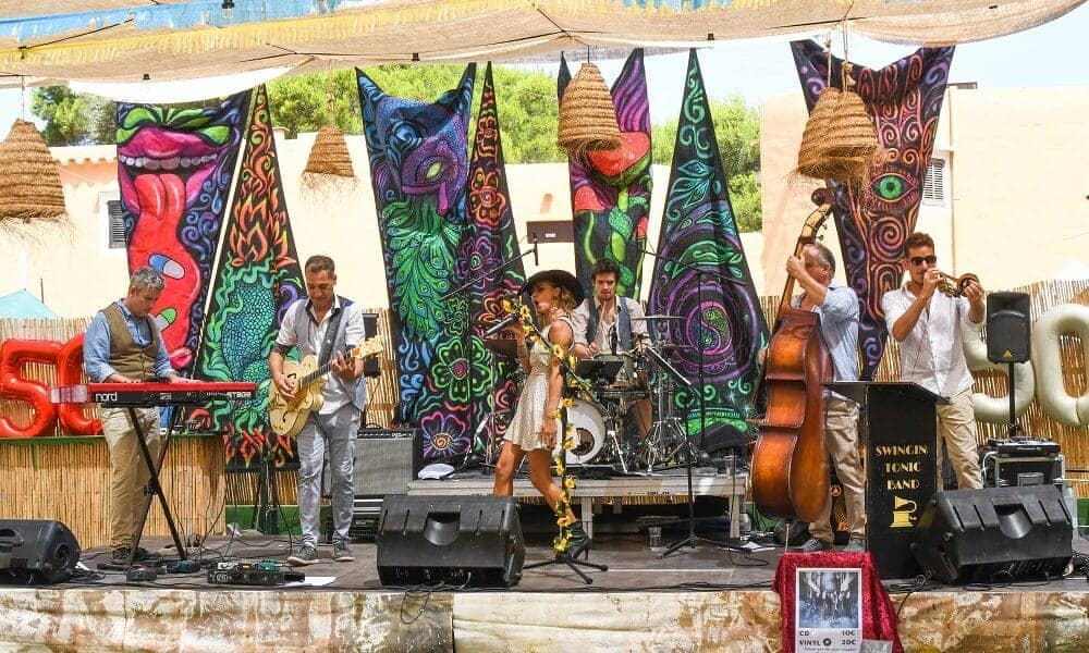 Live Music & Atmosphere