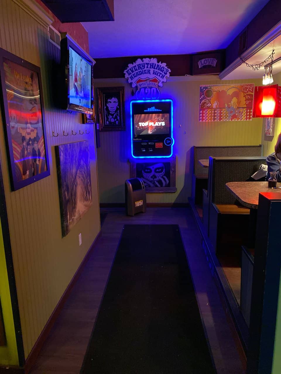 Live Music & Vibrant Atmosphere