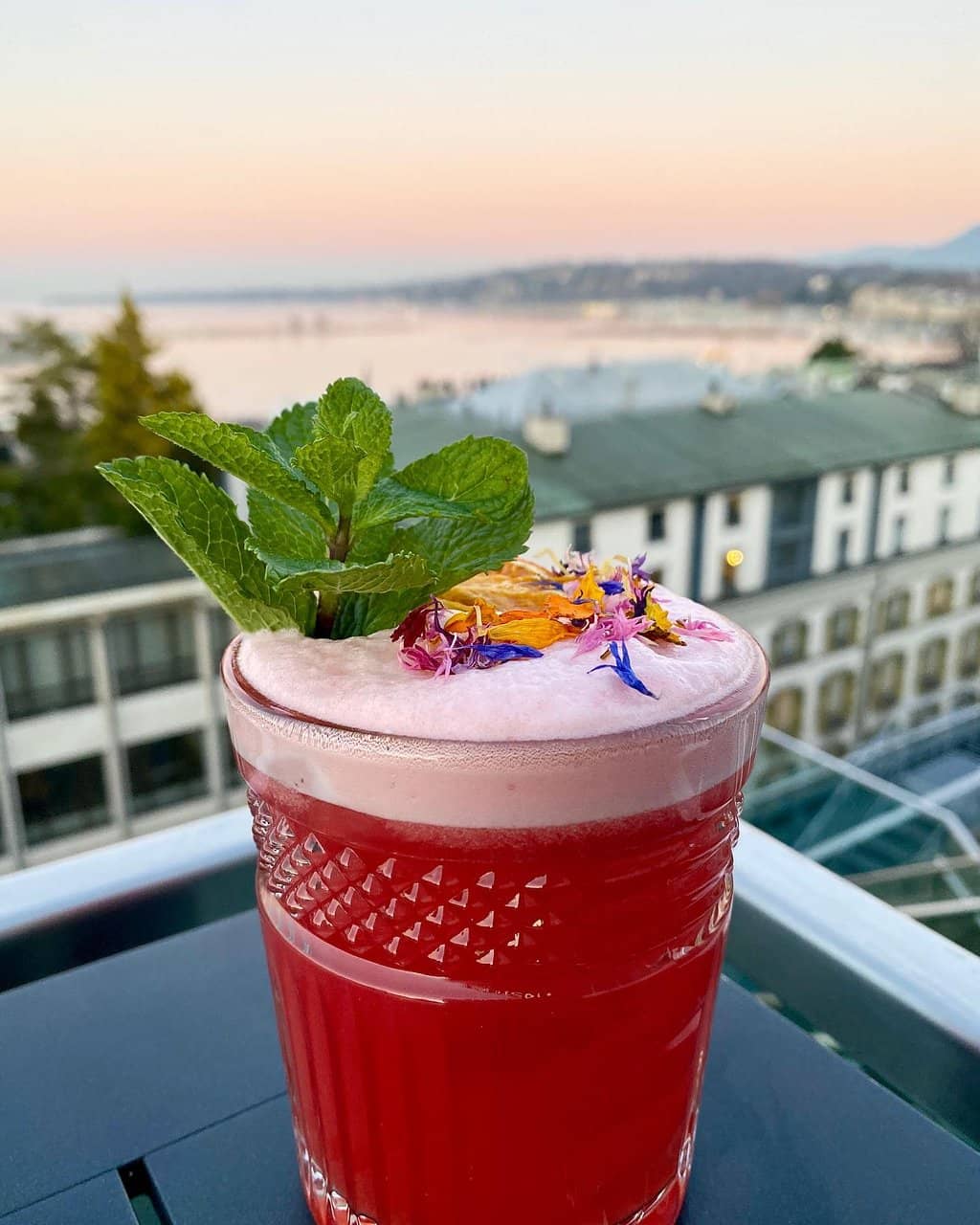 Chic Ambiance & Live Entertainment