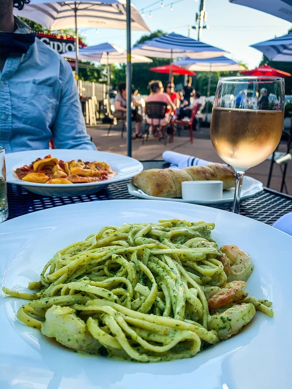 Romantic & Casual Atmosphere