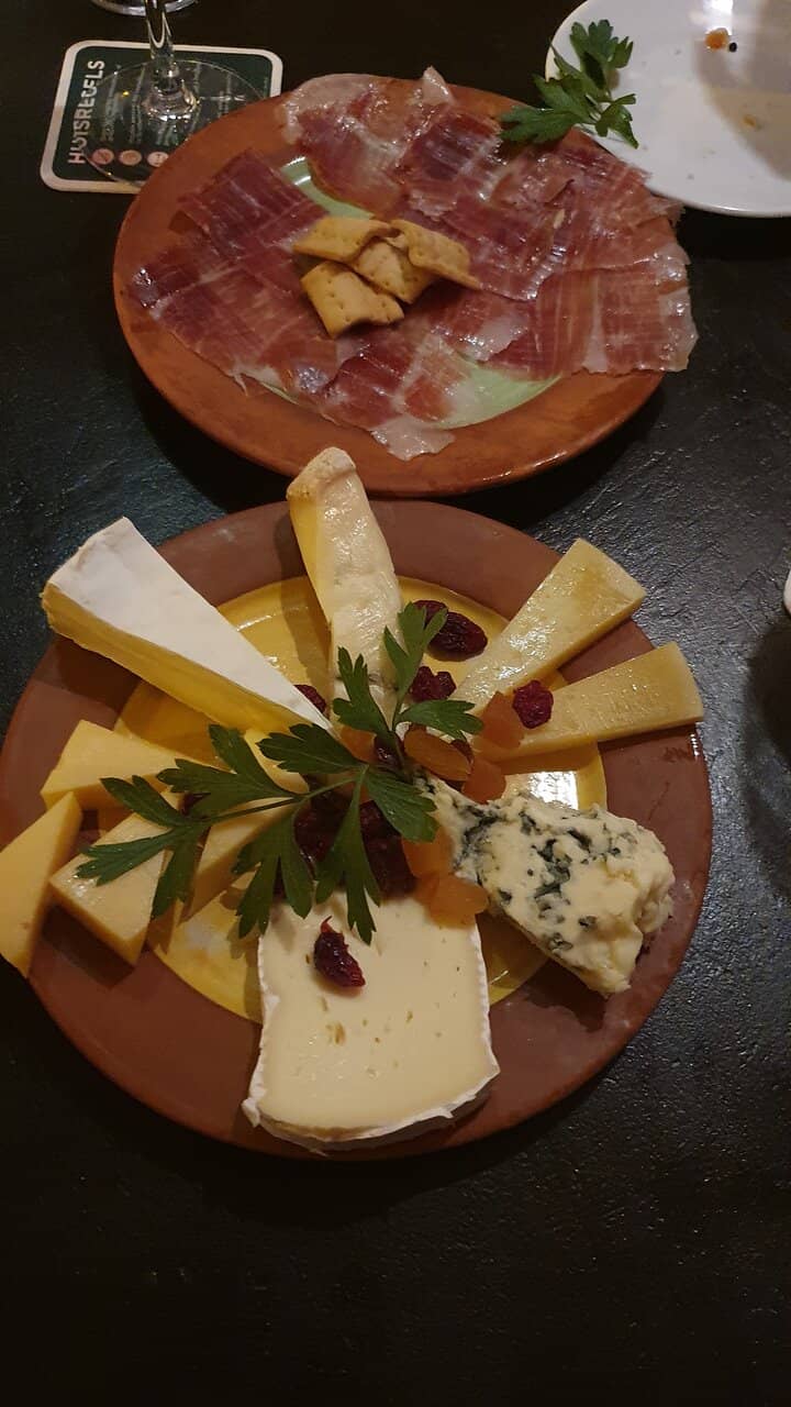 Cozy & Vibrant Atmosphere