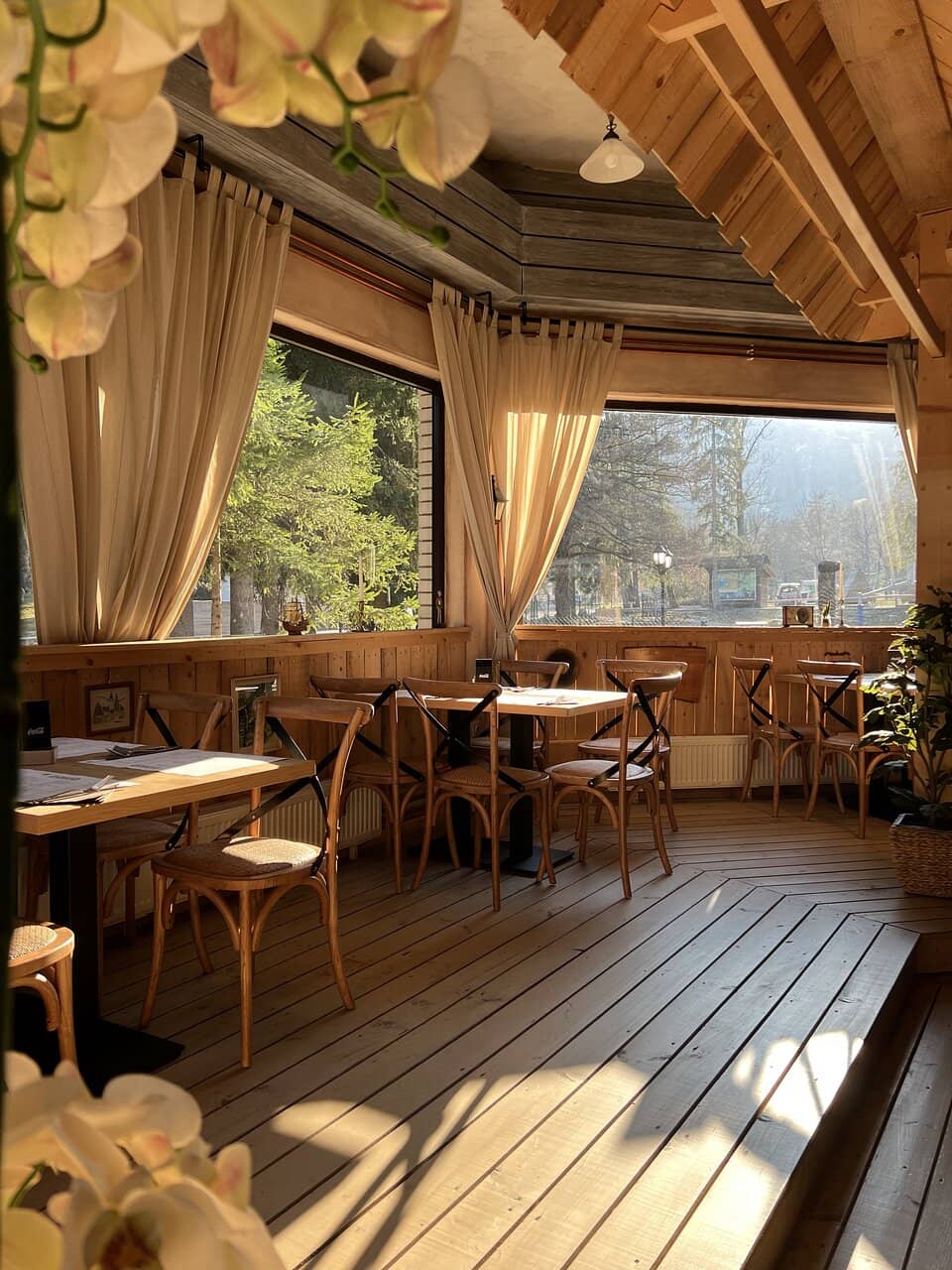 Lakefront Dining Ambiance