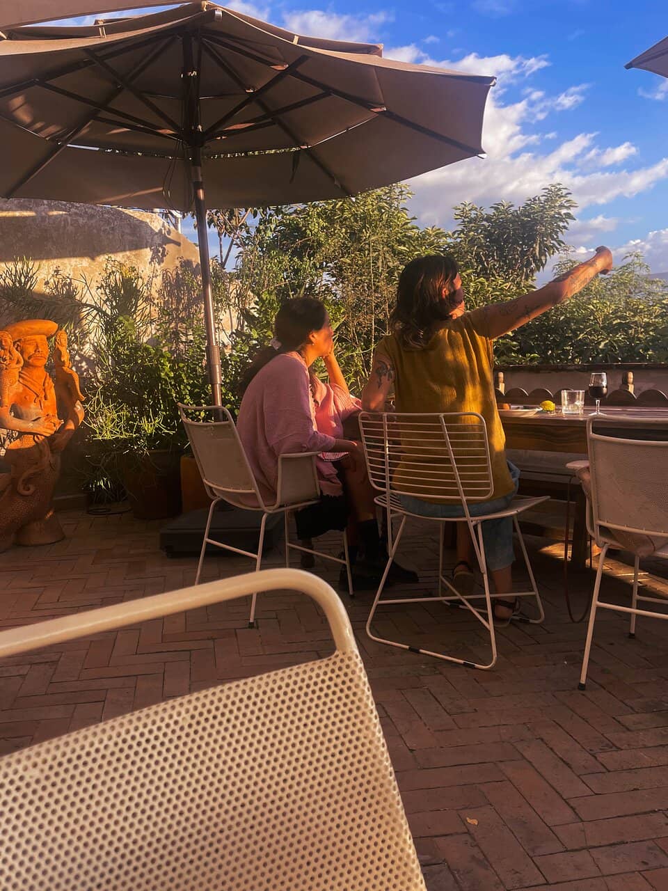 Chic Courtyard Ambiance