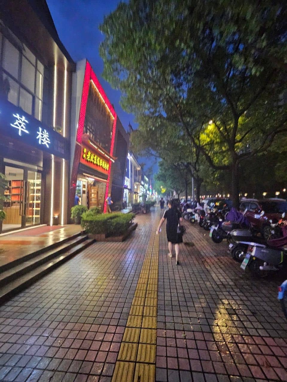 AWE (Appliance & Electronics World Expo)