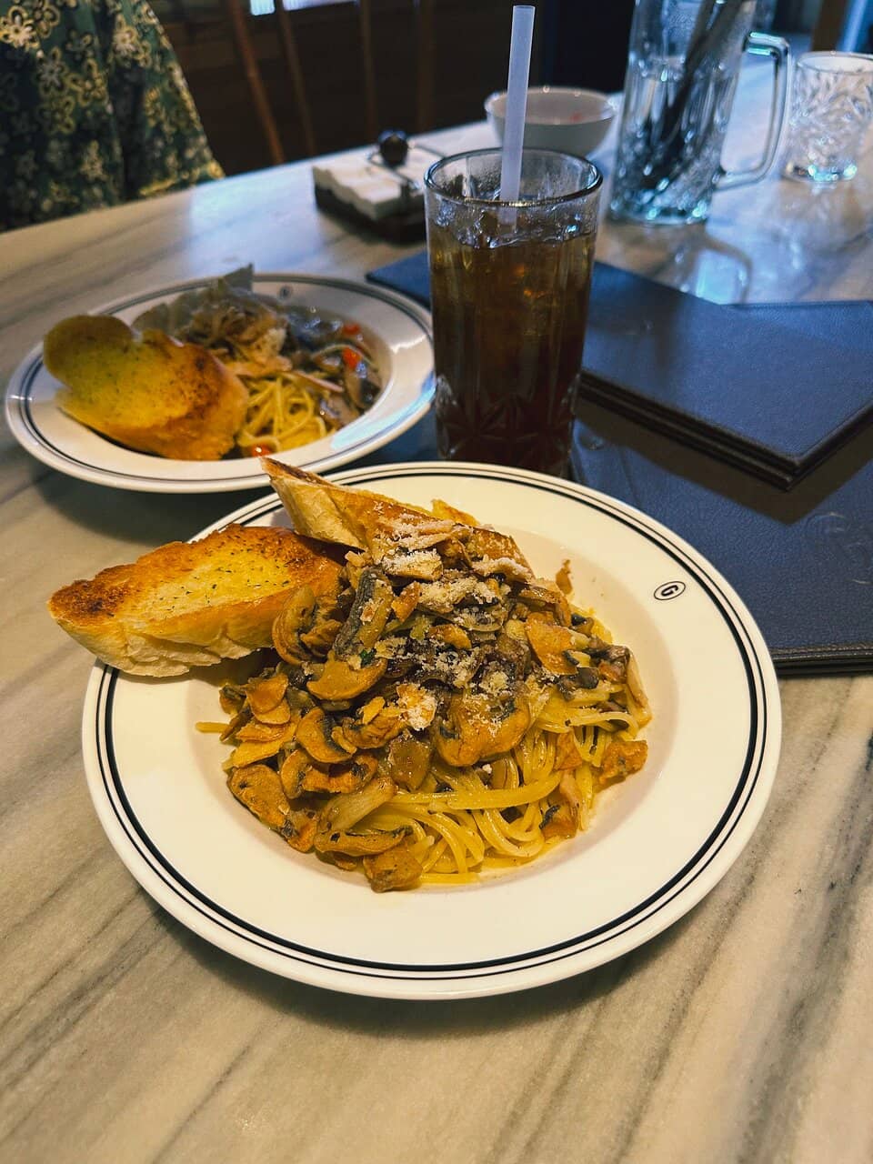 Artistic & Lush Ambiance