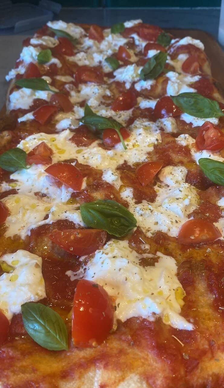 Pizza with tomatoes and cheese