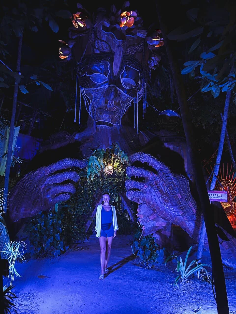 Ven a la Luz Sculpture