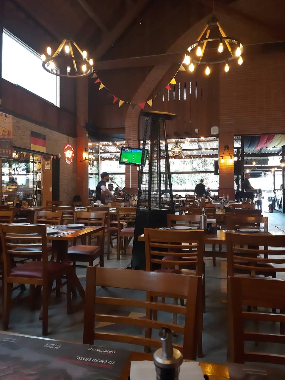 German Cuisine Meets Fondue & Pizza