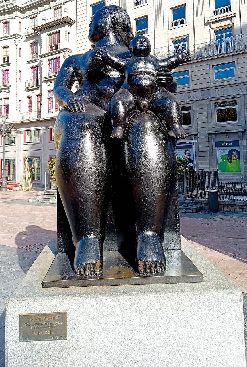 La Maternidad Sculpture