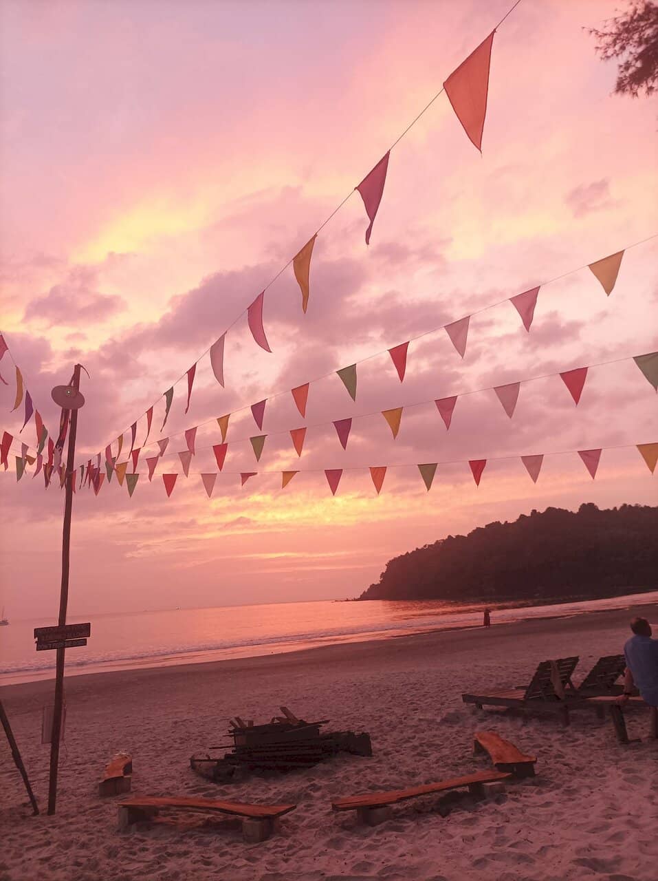 Beachfront Dining & Relaxation