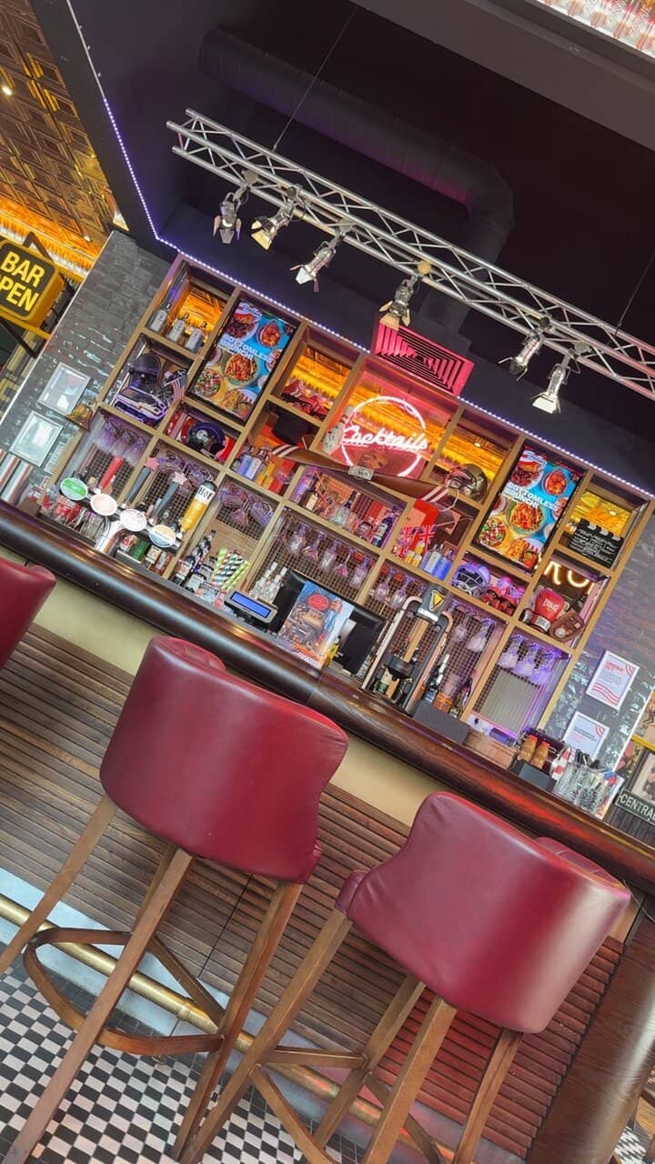 Vibrant American-Style Ambiance