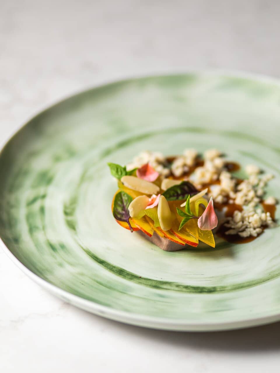 Lingua di vitello, cetriolo, pesca e latte di mandorla