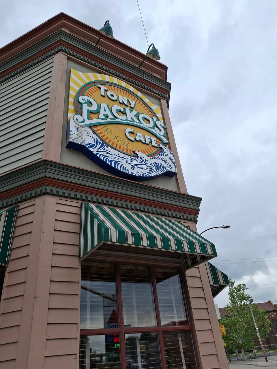 Nostalgic Hungarian-American Ambiance