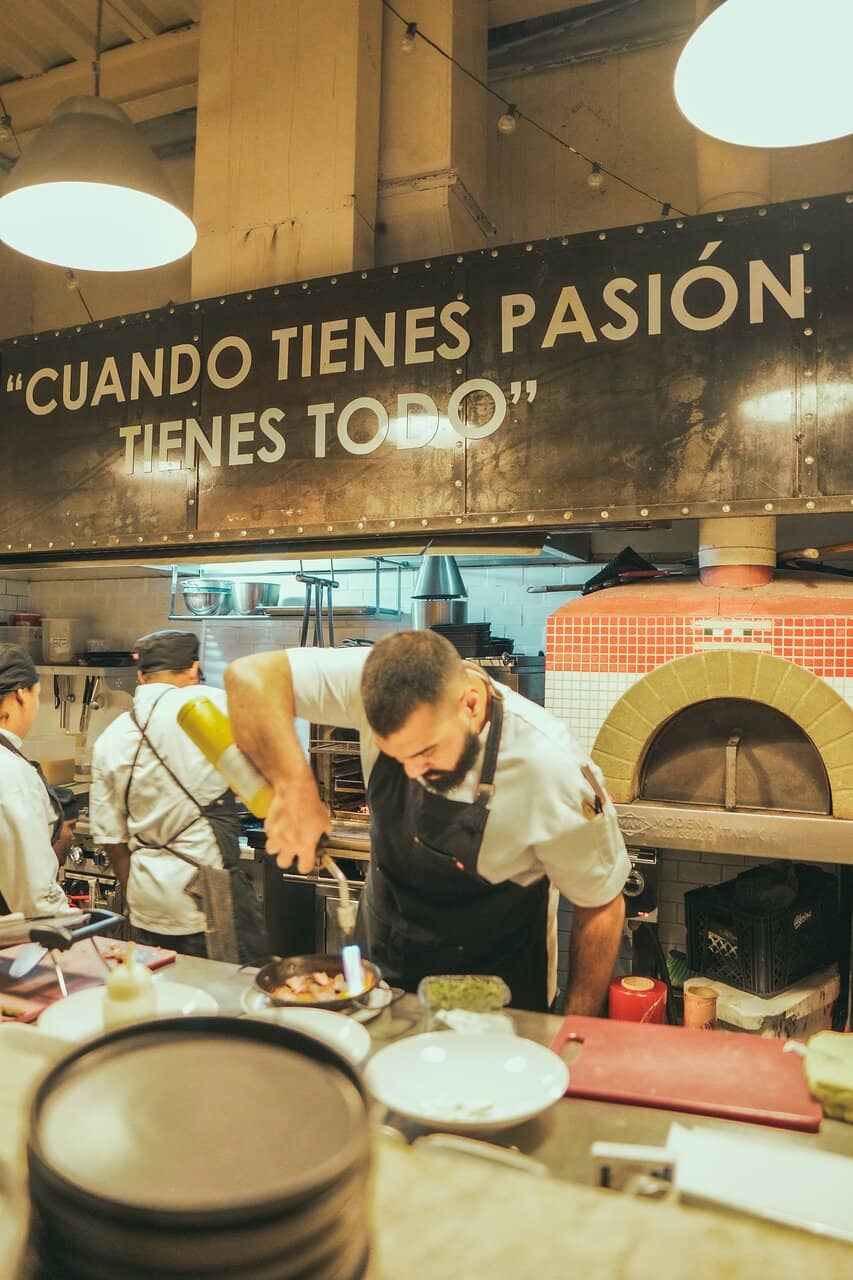 Live Music & Vibrant Atmosphere