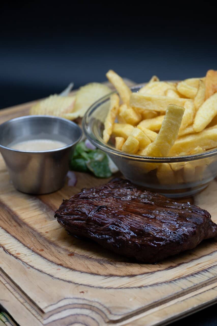 Chic & Mysterious Ambiance