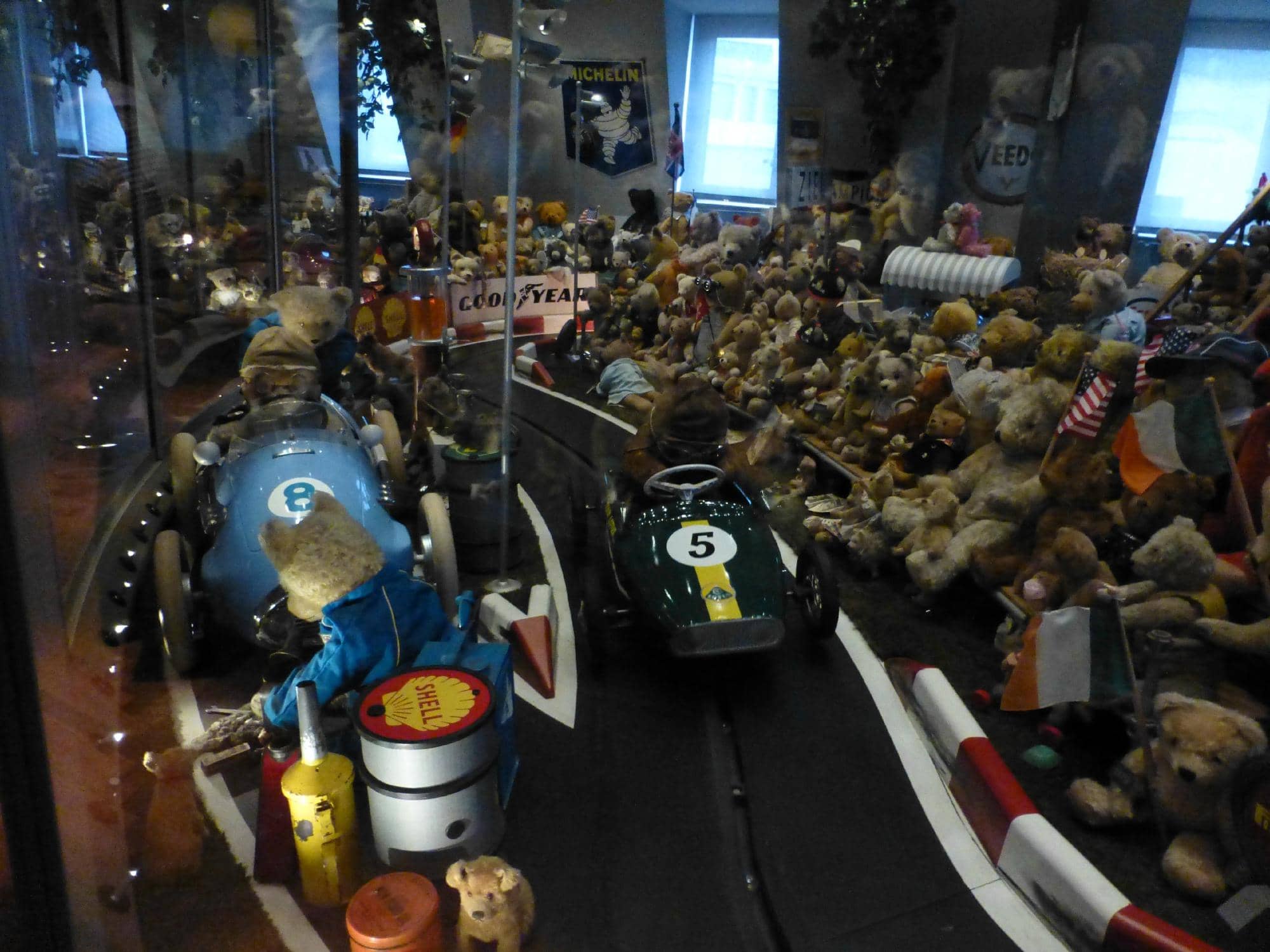 Intricate Dollhouses & Miniatures