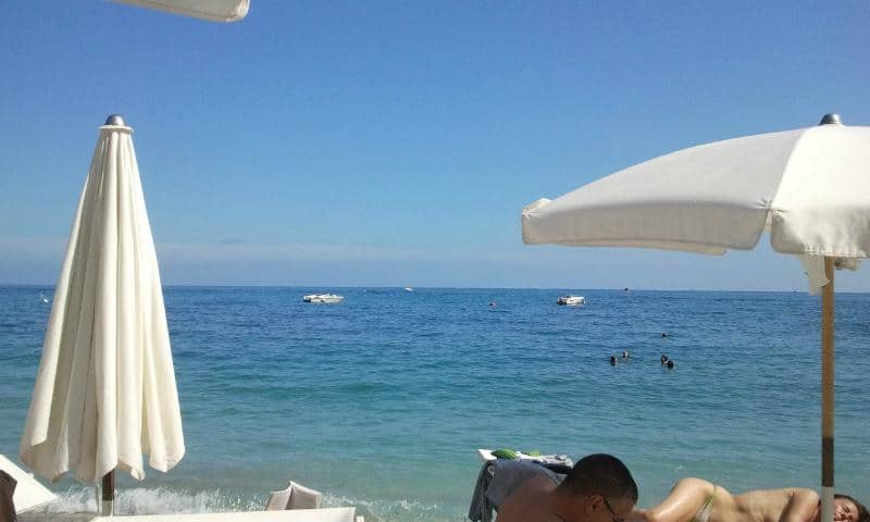 Chic Beach Club Dining