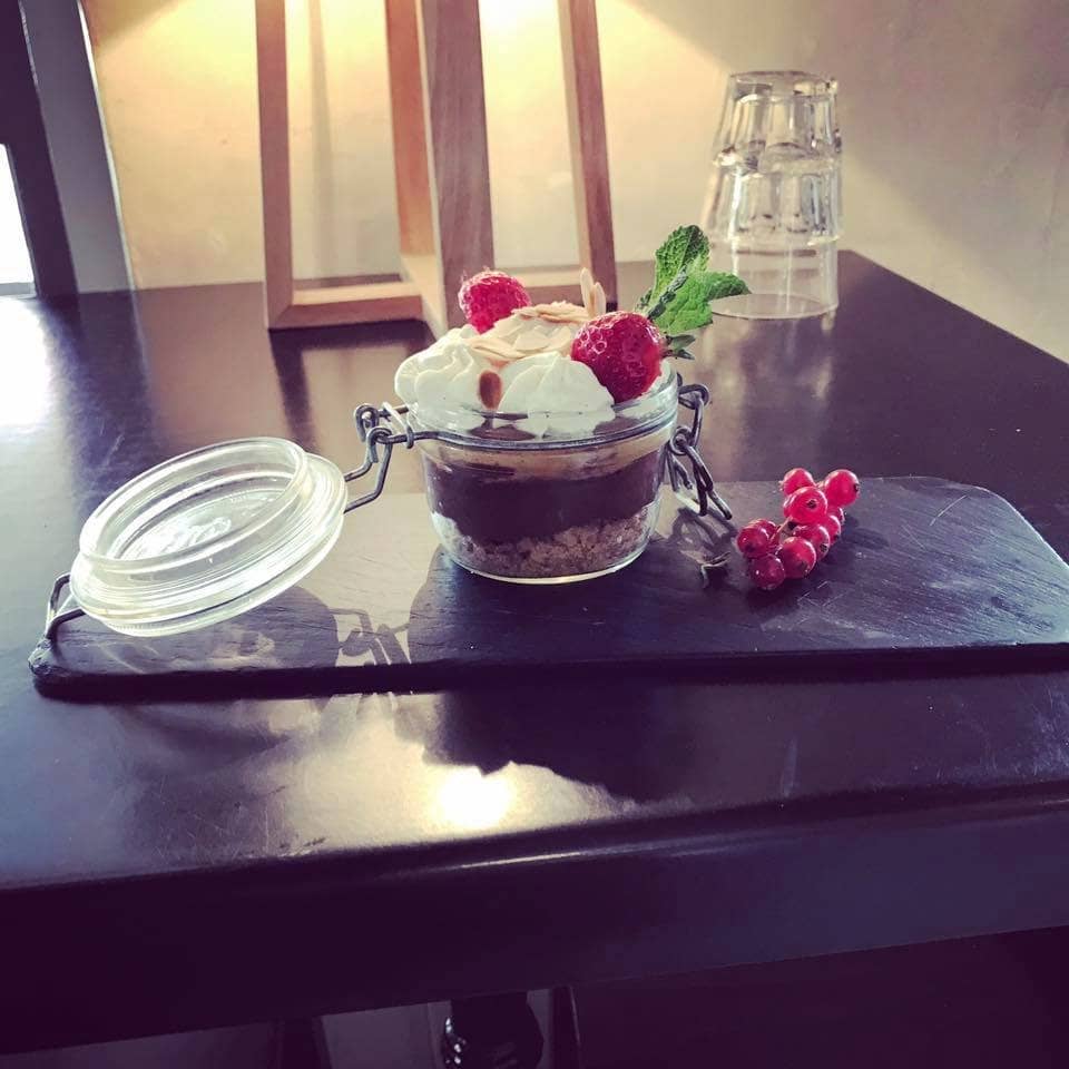 Duo crémeux, caramel et chocolat sur crumble