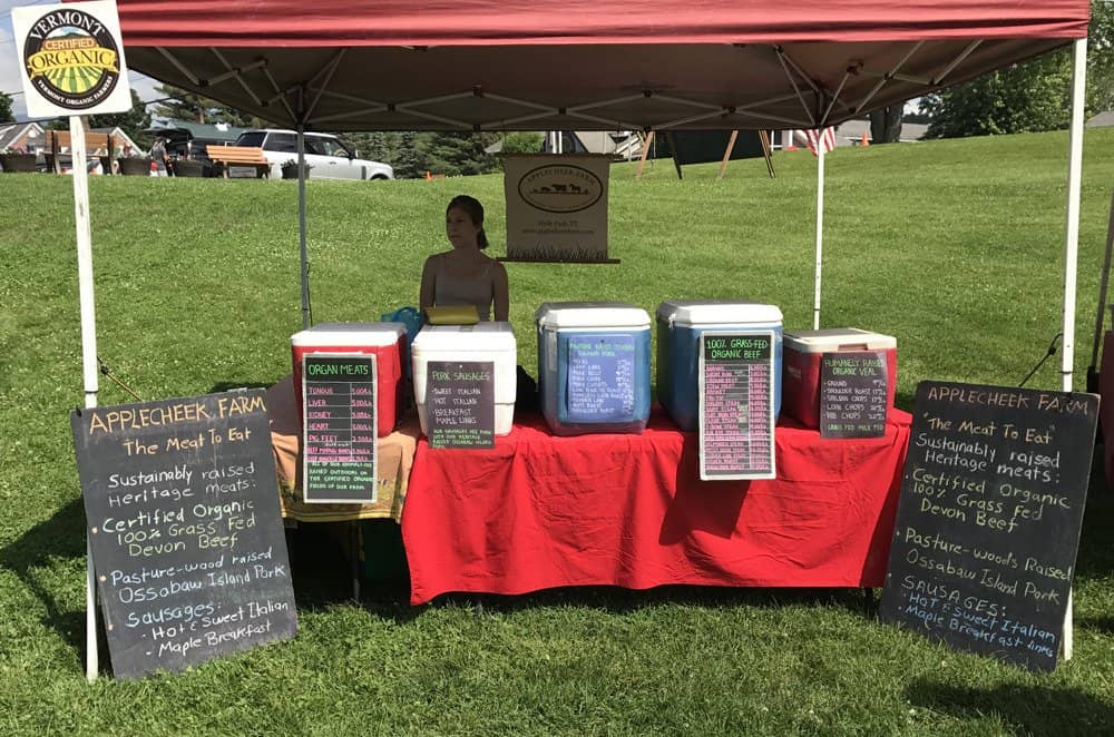 Live Music & Community Vibe