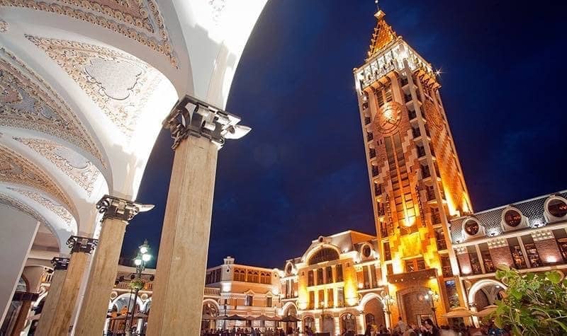 Evening Ambiance & Live Music