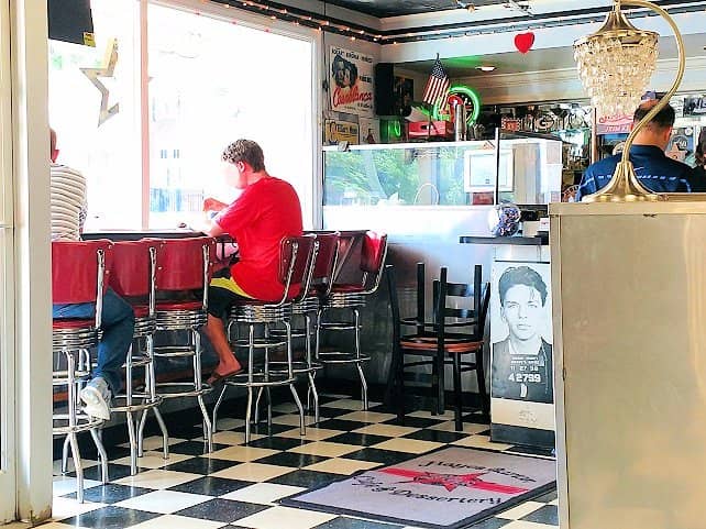 Retro 1940s Ambiance