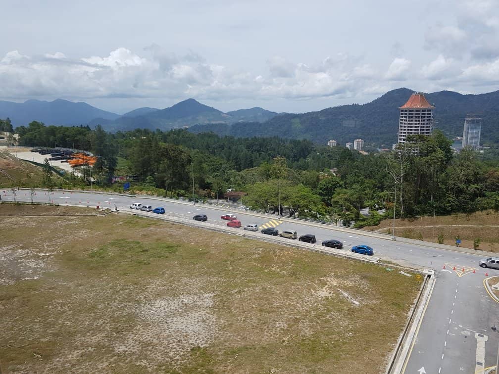 Semi-Outdoor Shopping Experience