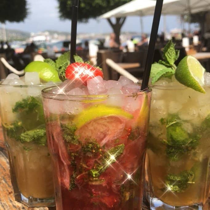 Lively Atmosphere & Live Music