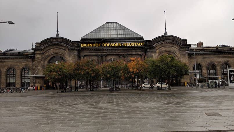 Independent Boutiques & Cafes