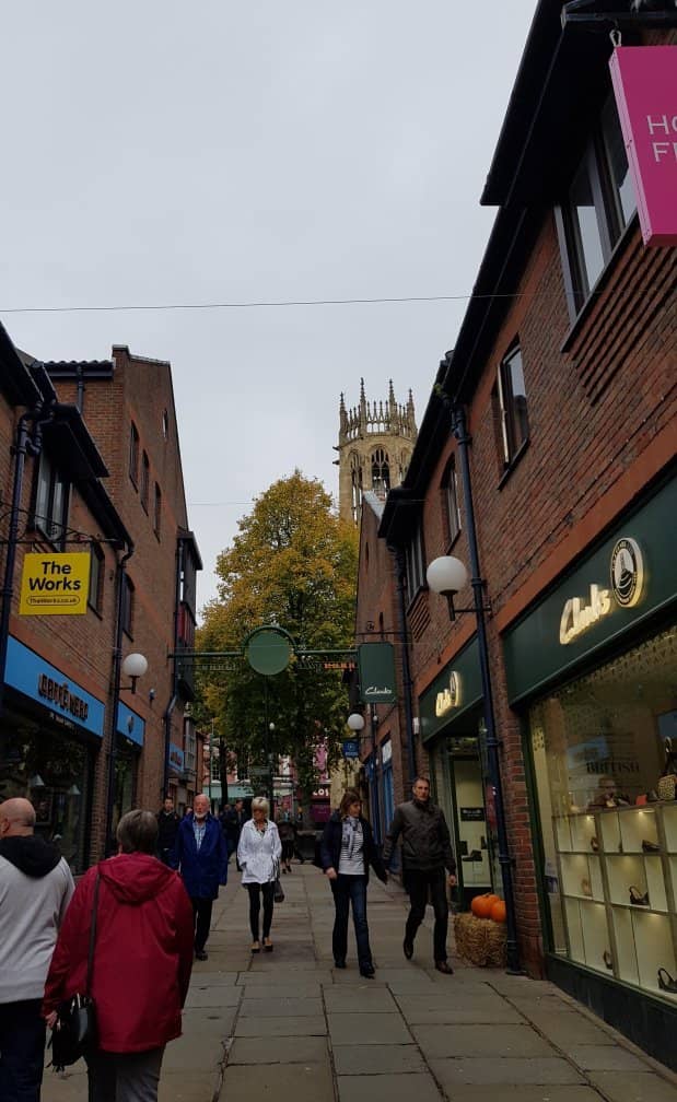 Diverse Shopping & Cafes