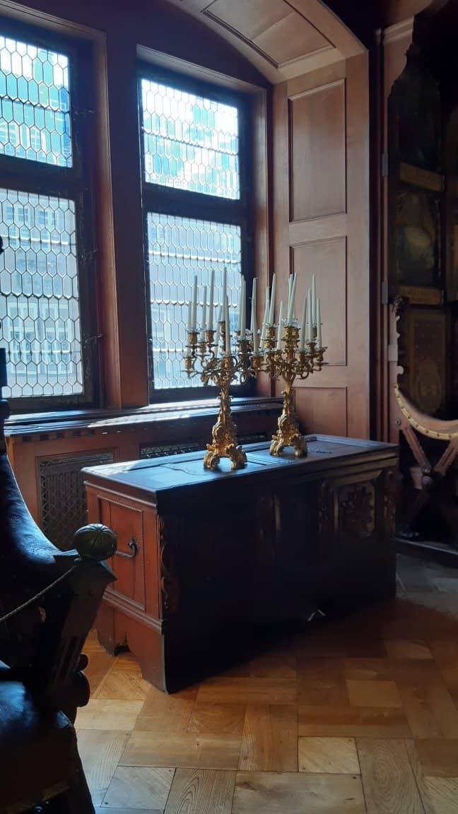 Knowledgeable Guides