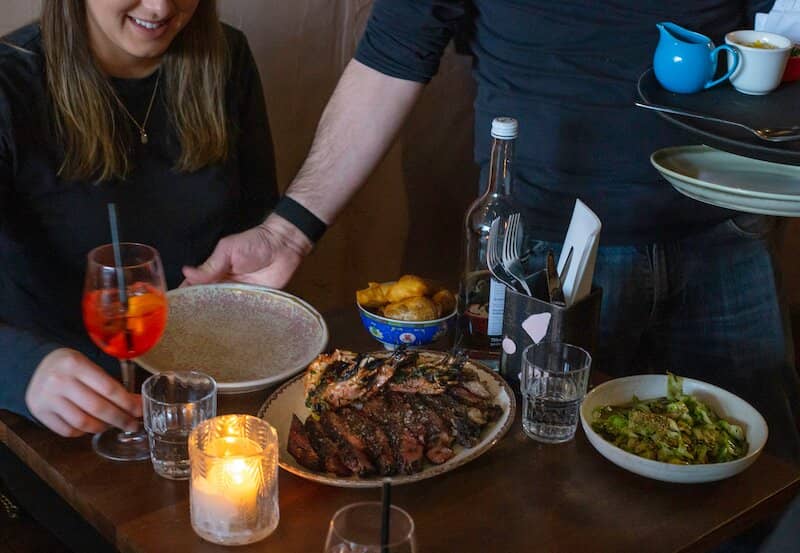 Cozy & Buzzing Atmosphere