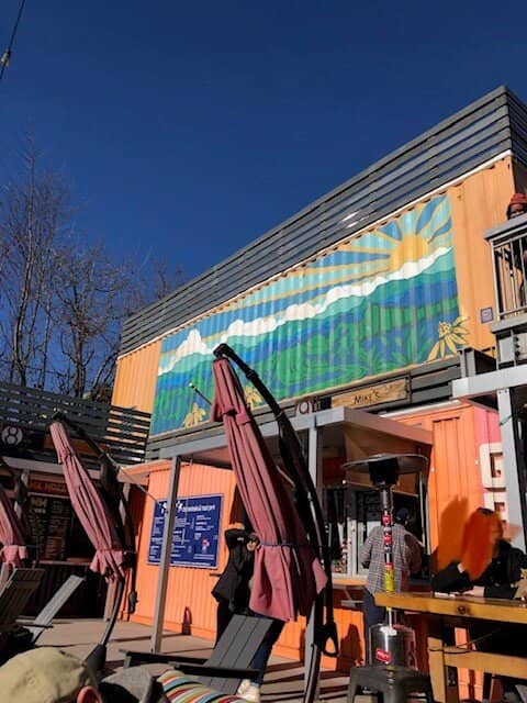 Live Music & Social Vibe