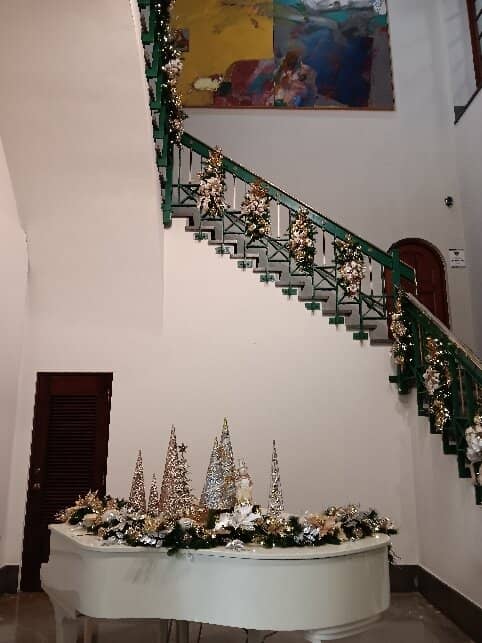 Artisan Market & Live Music