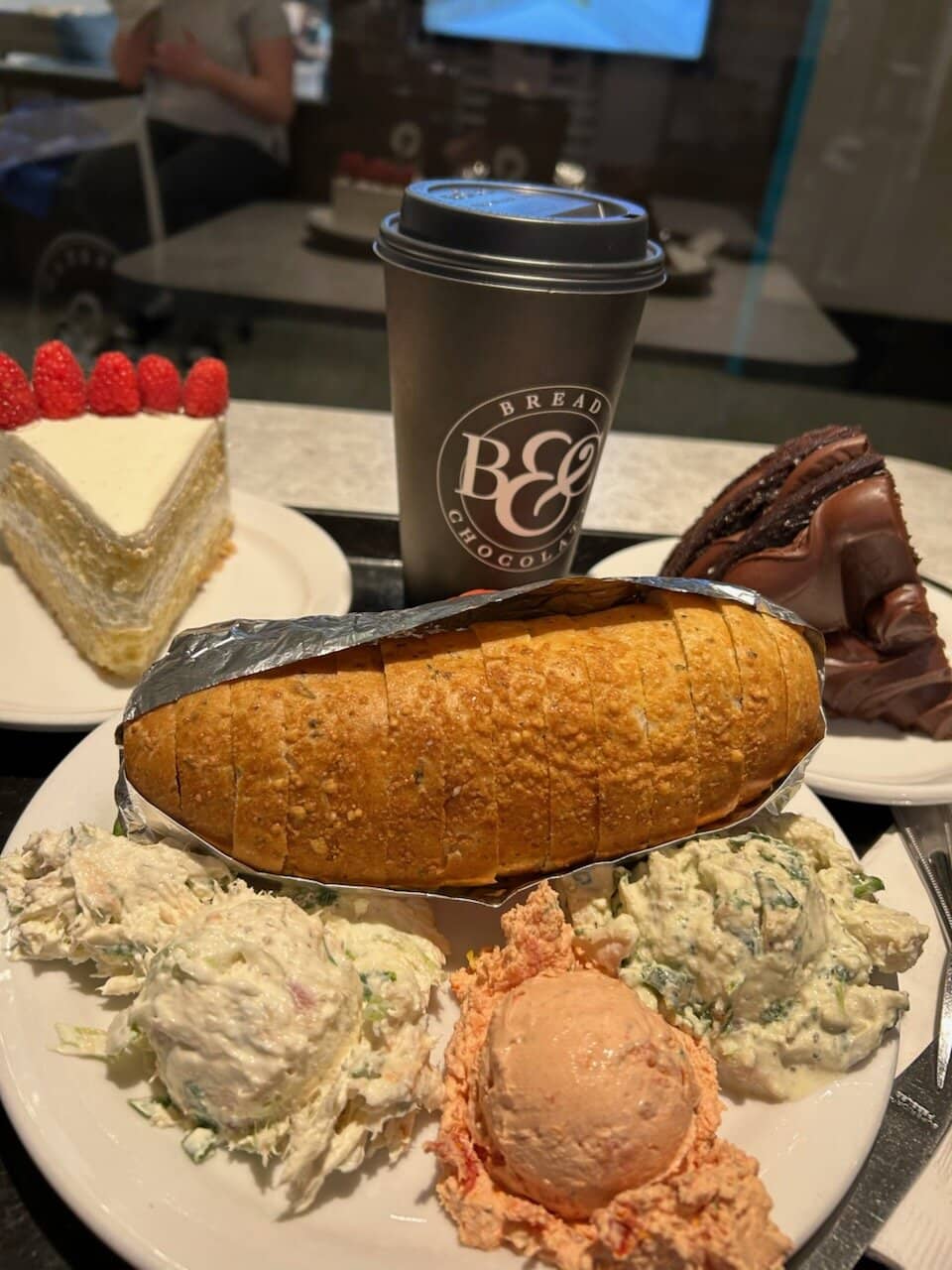 Cozy Atmosphere & Art