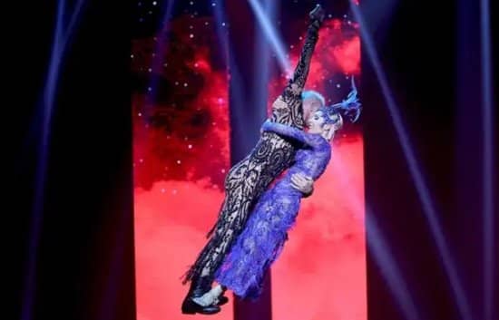 Stunning Lakeside Setting