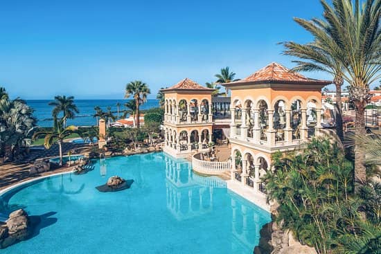 Lush Promenade Views